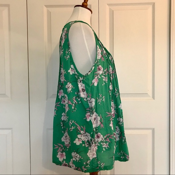 ❌SOLD❌Torrid Sleeveless Floral Pleated Top - Picture 5 of 9